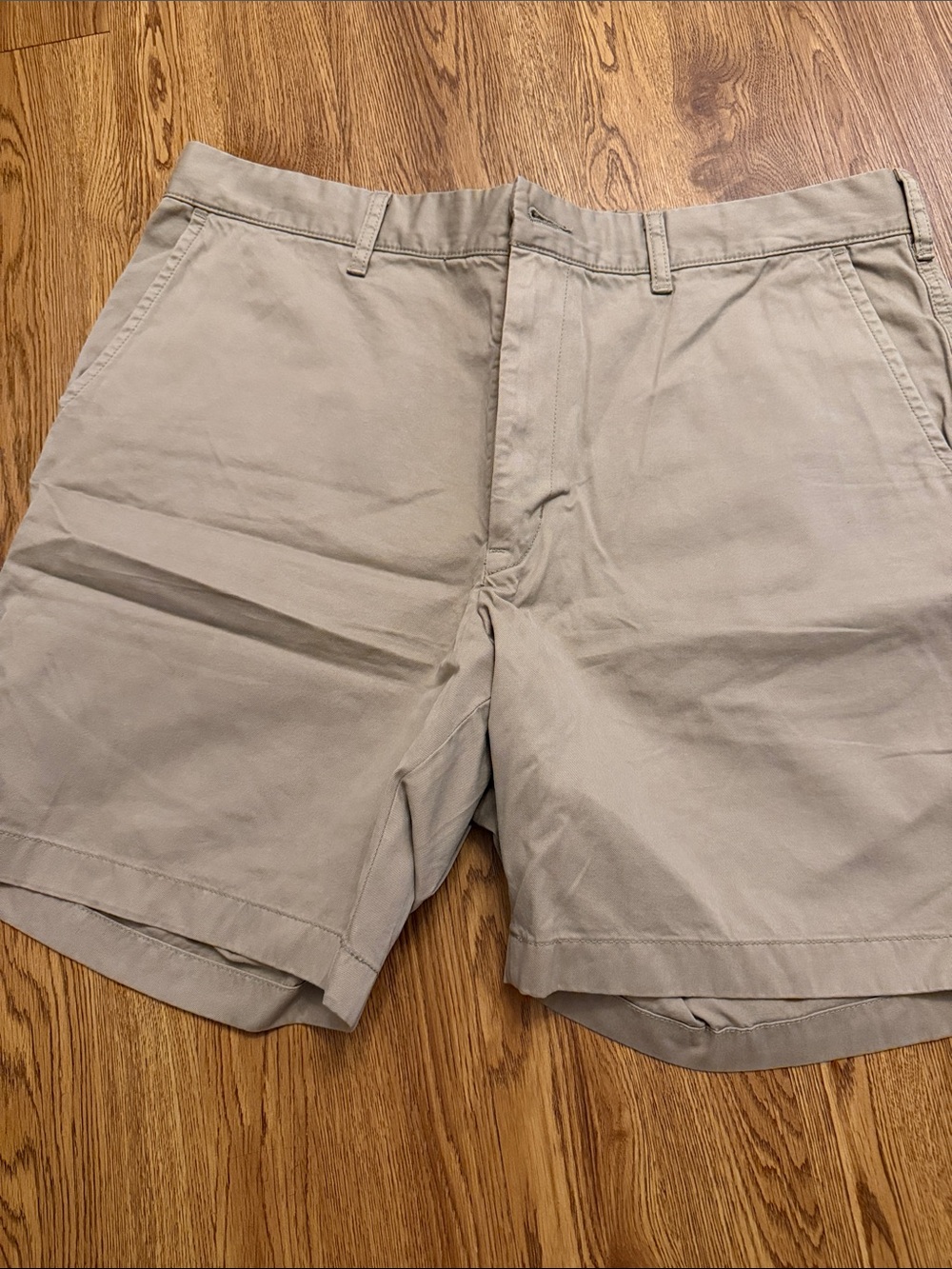 Uniqlo Men's Flat-Front Shorts in Light Khaki